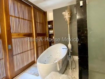 Departamento en Venta de Tres Recámaras, Balcón y Amenidades en Raíces, Lomas Country, Interlomas, Huixquilucan #26-1948