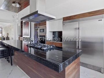 Departamento en Venta de Tres Recámaras, Balcón y Amenidades en Raíces, Lomas Country, Interlomas, Huixquilucan #26-1948