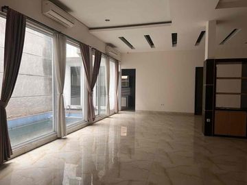Bangunan Mandiri, Hunian Cantik 3 Lantai Berlokasi Strategis di Alam Sutera