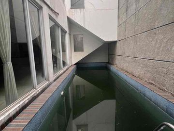 Bangunan Mandiri, Hunian Cantik 3 Lantai Berlokasi Strategis di Alam Sutera
