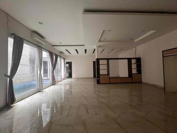 Bangunan Mandiri, Hunian Cantik 3 Lantai Berlokasi Strategis di Alam Sutera