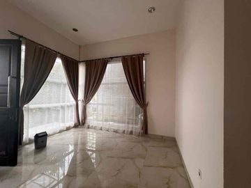 Bangunan Mandiri, Hunian Cantik 3 Lantai Berlokasi Strategis di Alam Sutera