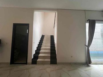 Bangunan Mandiri, Hunian Cantik 3 Lantai Berlokasi Strategis di Alam Sutera