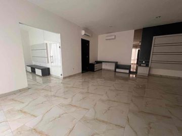 Bangunan Mandiri, Hunian Cantik 3 Lantai Berlokasi Strategis di Alam Sutera