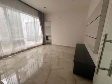 Bangunan Mandiri, Hunian Cantik 3 Lantai Berlokasi Strategis di Alam Sutera