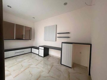 Bangunan Mandiri, Hunian Cantik 3 Lantai Berlokasi Strategis di Alam Sutera