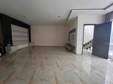 Bangunan Mandiri, Hunian Cantik 3 Lantai Berlokasi Strategis di Alam Sutera