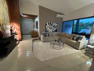 CASA EN SAN PEDRO GARCIA EN MONTERREY MUY AMPLIA, ACABADOS DE LUJO, CUENTA CON TODOS LOS SERVICIOS Y AMENIDADES.