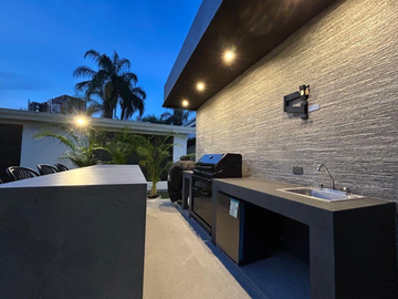 CASA EN SAN PEDRO GARCIA EN MONTERREY MUY AMPLIA, ACABADOS DE LUJO, CUENTA CON TODOS LOS SERVICIOS Y AMENIDADES.