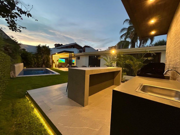 CASA EN SAN PEDRO GARCIA EN MONTERREY MUY AMPLIA, ACABADOS DE LUJO, CUENTA CON TODOS LOS SERVICIOS Y AMENIDADES.