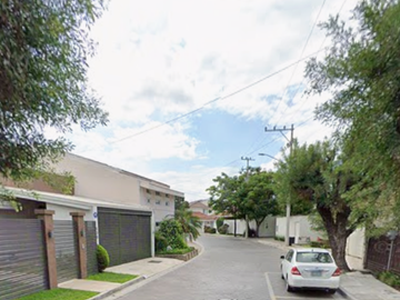 CASA EN SAN PEDRO GARCIA EN MONTERREY MUY AMPLIA, ACABADOS DE LUJO, CUENTA CON TODOS LOS SERVICIOS Y AMENIDADES.