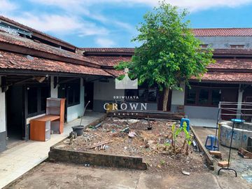 Dijual tanah bonus bangunan cocok jadi kosan di Jalan Ogan, Bukit Lama , Kota Palembang.