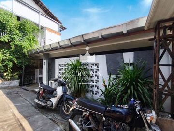 Dijual tanah bonus bangunan cocok jadi kosan di Jalan Ogan, Bukit Lama , Kota Palembang.