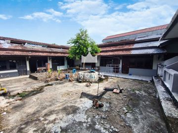 Dijual tanah bonus bangunan cocok jadi kosan di Jalan Ogan, Bukit Lama , Kota Palembang.
