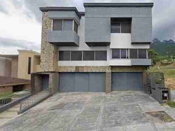 SE VENDE EXCELENTE CASA DE 4 HABITACIONES Y MAS DE 500 METROS CUADRADOS EN MONTERREY NUEVO LEÓN