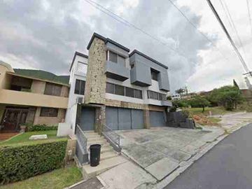 SE VENDE EXCELENTE CASA DE 4 HABITACIONES Y MAS DE 500 METROS CUADRADOS EN MONTERREY NUEVO LEÓN