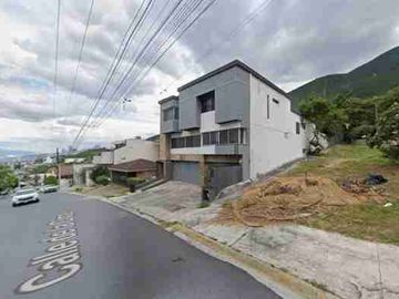 SE VENDE EXCELENTE CASA DE 4 HABITACIONES Y MAS DE 500 METROS CUADRADOS EN MONTERREY NUEVO LEÓN