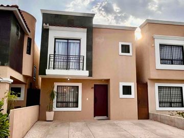MODERNA CASA EN VENTA AL NORTE EN ALTARIA