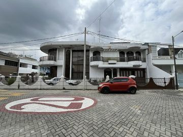 Dijual Villa Hook Komplek Taman Polonia
