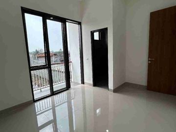 Kesempatan Emas! Rumah 2 lantai siap huni model Cantik di Tangerang Selatan, Akses Mudah ke Tol