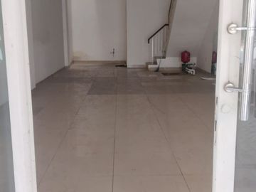 Disewakan Ruko 3 Lantai di Boulevard jalan utama , dekat bola dunia gerbang selatan Galaxy