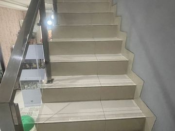 Rumah 2 Lantai Full Renovasi di Alam Indah, Cipondoh