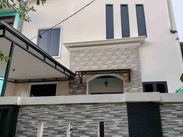 Jual Rumah Rapi siap huni ada Pool di Bukit Golf