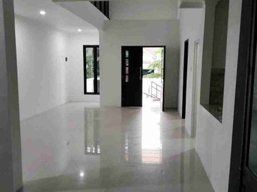 Jual Rumah Rapi siap huni ada Pool di Bukit Golf