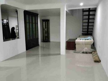 Jual Rumah Rapi siap huni ada Pool di Bukit Golf