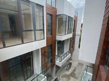 For Sale Modern 3 Storey Townhouse w/ Roofdeck in East Teachers Village, Q.C. KSA