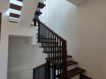 For Sale Modern 3 Storey Townhouse w/ Roofdeck in East Teachers Village, Q.C. KSA
