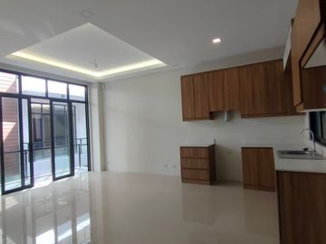 For Sale Modern 3 Storey Townhouse w/ Roofdeck in East Teachers Village, Q.C. KSA