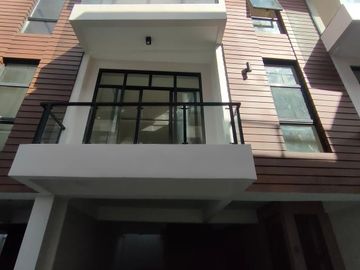 For Sale Modern 3 Storey Townhouse w/ Roofdeck in East Teachers Village, Q.C. KSA