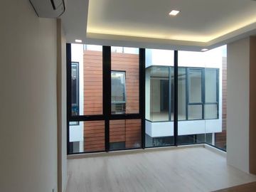 For Sale Modern 3 Storey Townhouse w/ Roofdeck in East Teachers Village, Q.C. KSA