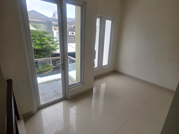 Disewakan rumah siap huni 3 kamar tidur di Cluster San Lorenzo Gading Serpong Tangerang