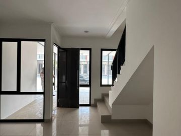 Disewakan Murah !!! Rumah Milenial PIK 2 Uk 4.5 x 15 Kosongan + AC Siap Huni. Jakarta Utara