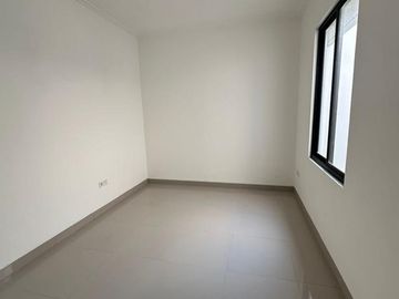 Disewakan Murah !!! Rumah Milenial PIK 2 Uk 4.5 x 15 Kosongan + AC Siap Huni. Jakarta Utara