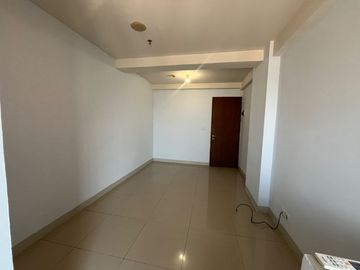 Disewakan Studio Oak Tower B Pulo Gadung – Lantai Tinggi, View Jalan, Hadap Timur, Unfurnish