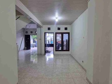Dijual Murah Rumah 2 Lantai Posisi Hook Dekat Pasar Kolombo