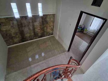 Dijual Murah Rumah 2 Lantai Posisi Hook Dekat Pasar Kolombo
