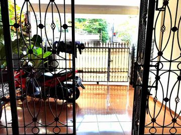 DIJUAL CEPAT RUMAH TERAWAT LOKASI DI PONDOK GEDE BEKASI