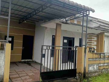 dijual rumah siap huni kondisi bagus terawat lengkap dengan pagar, canopy, dan carport beserta lokasi strategis dekat kawasan kota dan akses jalan lebar 4m di Jl. Purnama Agung 7