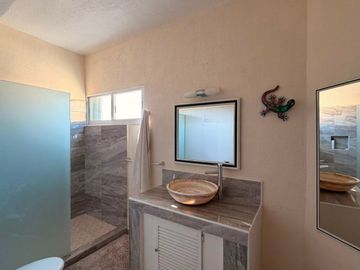 Penthouse en venta con rooftop privado y vistas panorámicas en Bahía Azul