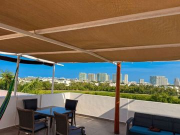 Penthouse en venta con rooftop privado y vistas panorámicas en Bahía Azul
