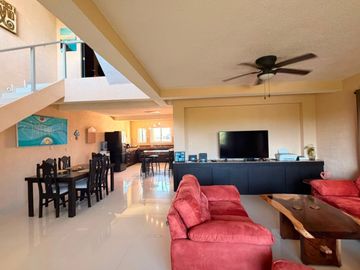 Penthouse en venta con rooftop privado y vistas panorámicas en Bahía Azul