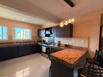 Penthouse en venta con rooftop privado y vistas panorámicas en Bahía Azul