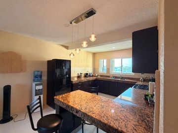 Penthouse en venta con rooftop privado y vistas panorámicas en Bahía Azul