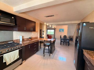 Penthouse en venta con rooftop privado y vistas panorámicas en Bahía Azul