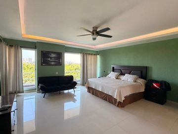 Penthouse en venta con rooftop privado y vistas panorámicas en Bahía Azul
