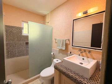 Penthouse en venta con rooftop privado y vistas panorámicas en Bahía Azul